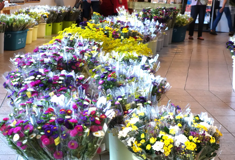 常に安くて新鮮な切花が。「彼岸・盆花販売」は毎年好評です。