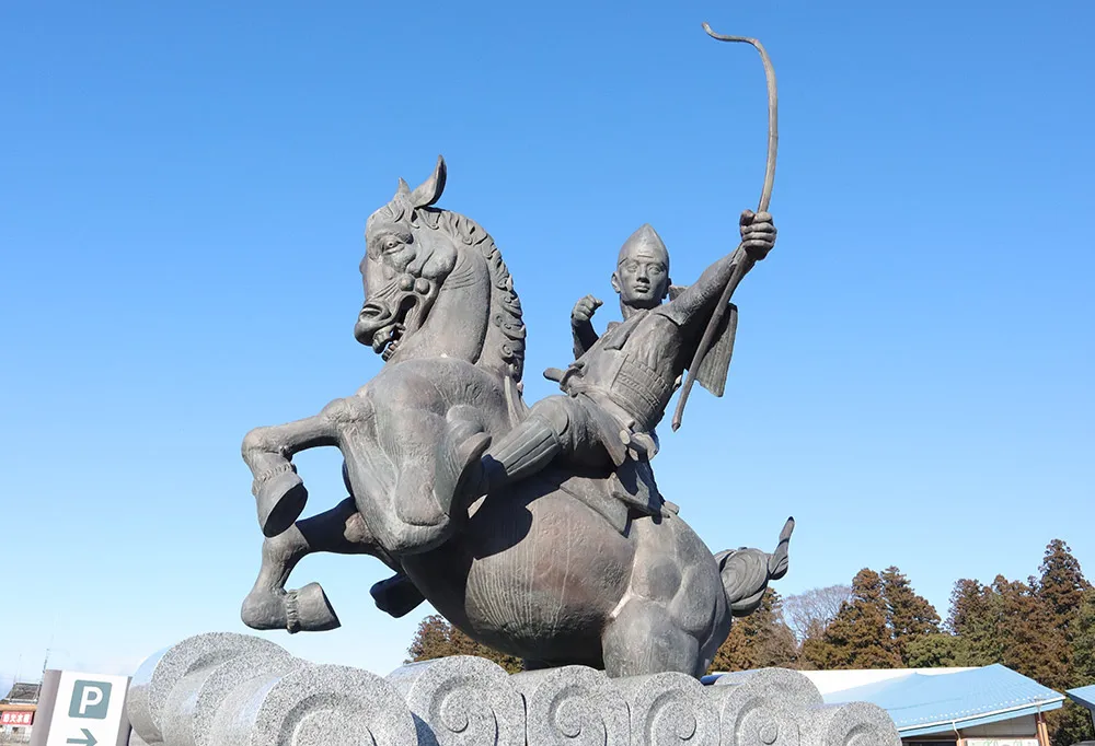 那須与一像の狙う弓矢の先